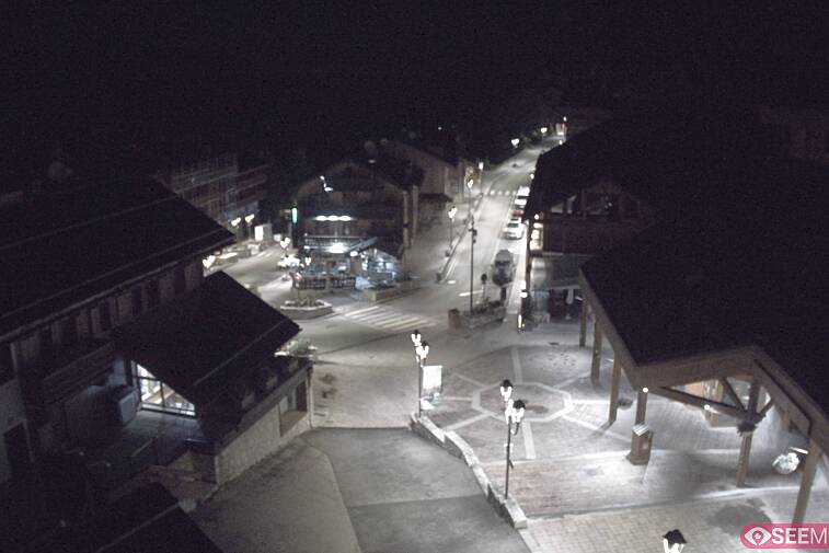 Webcam view of the square at the heart of Meribel, as seen from Hotel Le Doron. On the right is the Tourist Office and main Post Office. Sometimes you can see live entertainment in the square in front