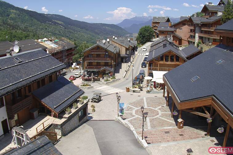 Webcam view of the square at the heart of Meribel, as seen from Hotel Le Doron. On the right is the Tourist Office and main Post Office. Sometimes you can see live entertainment in the square in front