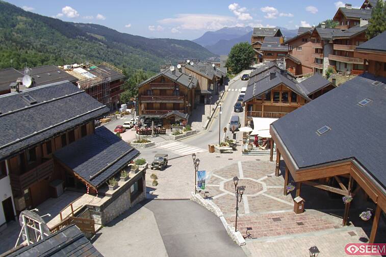 Webcam view of the square at the heart of Meribel, as seen from Hotel Le Doron. On the right is the Tourist Office and main Post Office. Sometimes you can see live entertainment in the square in front