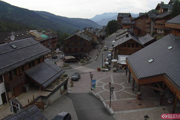 Webcam view of the square at the heart of Meribel, as seen from Hotel Le Doron. On the right is the Tourist Office and main Post Office. Sometimes you can see live entertainment in the square in front