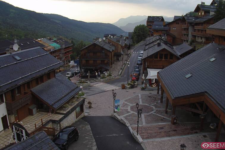 Webcam view of the square at the heart of Meribel, as seen from Hotel Le Doron. On the right is the Tourist Office and main Post Office. Sometimes you can see live entertainment in the square in front