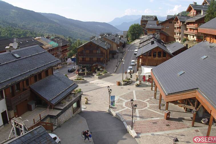 Webcam view of the square at the heart of Meribel, as seen from Hotel Le Doron. On the right is the Tourist Office and main Post Office. Sometimes you can see live entertainment in the square in front