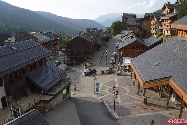 Webcam view of the square at the heart of Meribel, as seen from Hotel Le Doron. On the right is the Tourist Office and main Post Office. Sometimes you can see live entertainment in the square in front