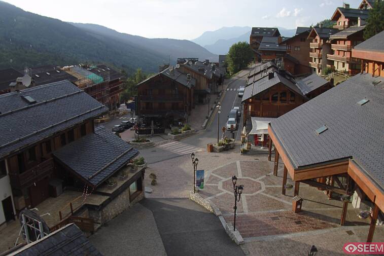 Webcam view of the square at the heart of Meribel, as seen from Hotel Le Doron. On the right is the Tourist Office and main Post Office. Sometimes you can see live entertainment in the square in front