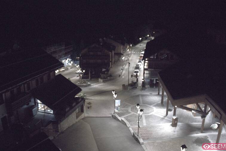 Webcam view of the square at the heart of Meribel, as seen from Hotel Le Doron. On the right is the Tourist Office and main Post Office. Sometimes you can see live entertainment in the square in front