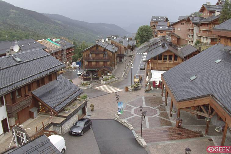 Webcam view of the square at the heart of Meribel, as seen from Hotel Le Doron. On the right is the Tourist Office and main Post Office. Sometimes you can see live entertainment in the square in front