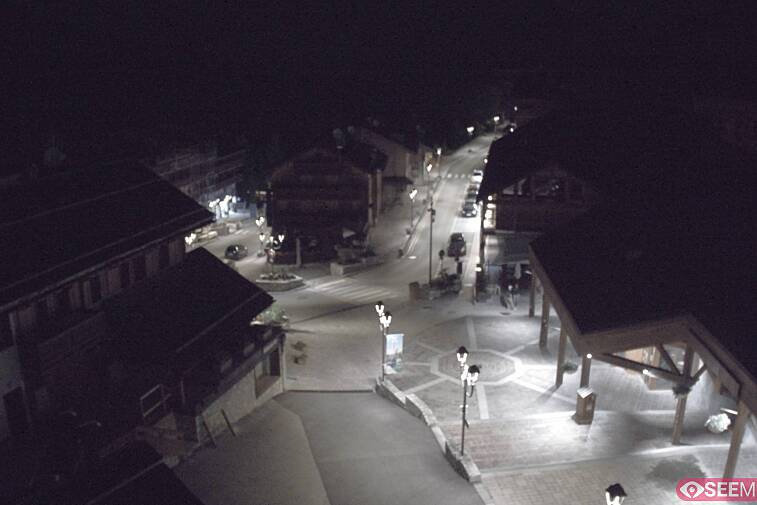 Webcam view of the square at the heart of Meribel, as seen from Hotel Le Doron. On the right is the Tourist Office and main Post Office. Sometimes you can see live entertainment in the square in front