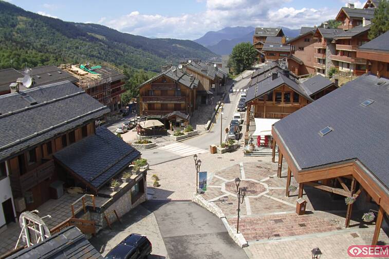 Webcam view of the square at the heart of Meribel, as seen from Hotel Le Doron. On the right is the Tourist Office and main Post Office. Sometimes you can see live entertainment in the square in front