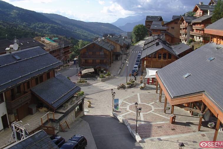 Webcam view of the square at the heart of Meribel, as seen from Hotel Le Doron. On the right is the Tourist Office and main Post Office. Sometimes you can see live entertainment in the square in front