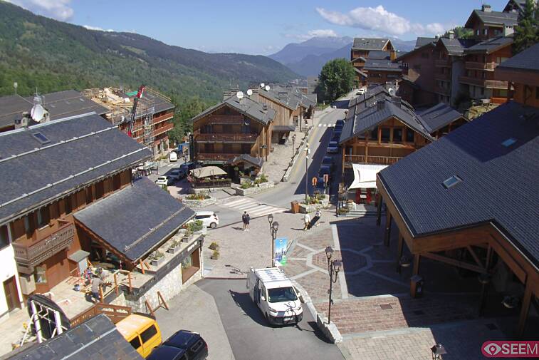 Webcam view of the square at the heart of Meribel, as seen from Hotel Le Doron. On the right is the Tourist Office and main Post Office. Sometimes you can see live entertainment in the square in front