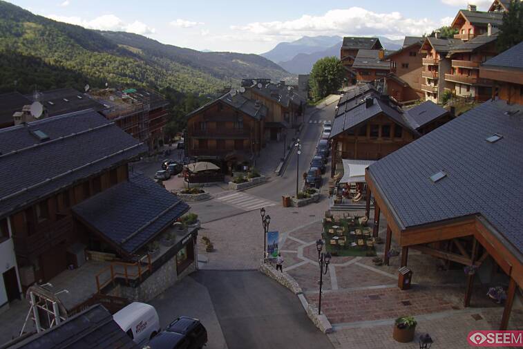 Webcam view of the square at the heart of Meribel, as seen from Hotel Le Doron. On the right is the Tourist Office and main Post Office. Sometimes you can see live entertainment in the square in front