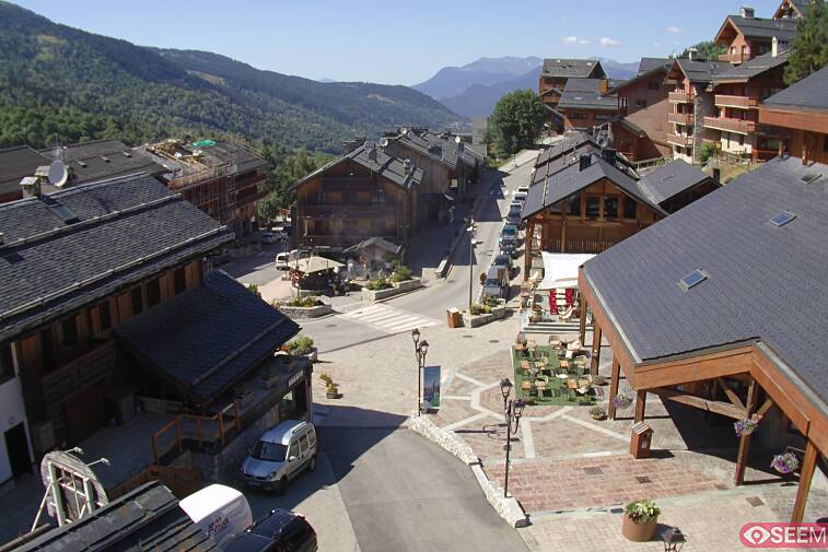 Webcam view of the square at the heart of Meribel, as seen from Hotel Le Doron. On the right is the Tourist Office and main Post Office. Sometimes you can see live entertainment in the square in front