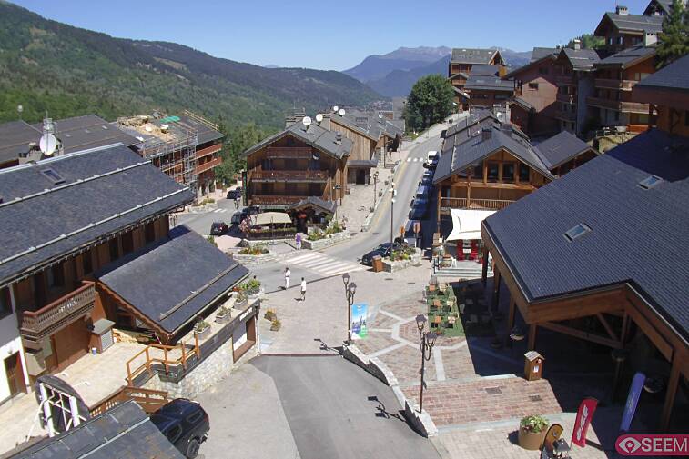 Webcam view of the square at the heart of Meribel, as seen from Hotel Le Doron. On the right is the Tourist Office and main Post Office. Sometimes you can see live entertainment in the square in front