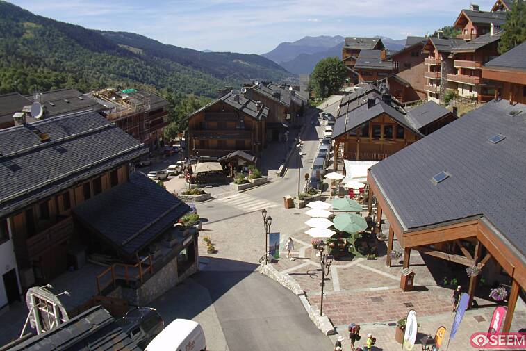 Webcam view of the square at the heart of Meribel, as seen from Hotel Le Doron. On the right is the Tourist Office and main Post Office. Sometimes you can see live entertainment in the square in front