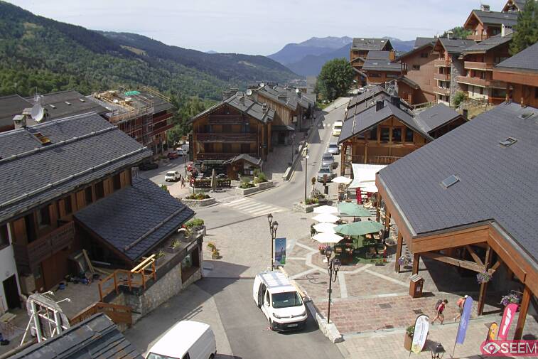 Webcam view of the square at the heart of Meribel, as seen from Hotel Le Doron. On the right is the Tourist Office and main Post Office. Sometimes you can see live entertainment in the square in front
