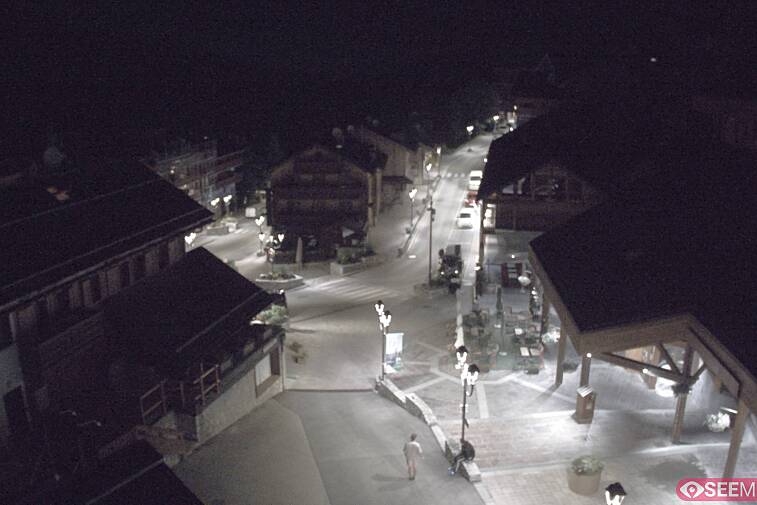 Webcam view of the square at the heart of Meribel, as seen from Hotel Le Doron. On the right is the Tourist Office and main Post Office. Sometimes you can see live entertainment in the square in front