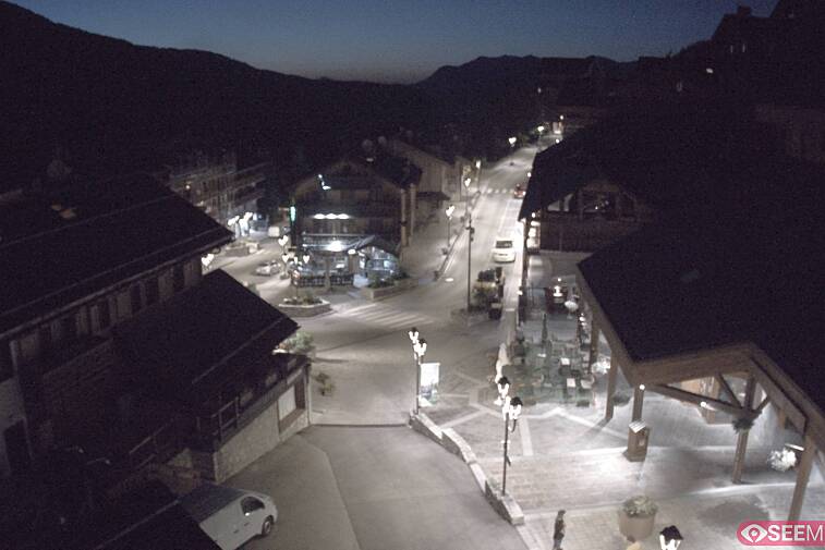 Webcam view of the square at the heart of Meribel, as seen from Hotel Le Doron. On the right is the Tourist Office and main Post Office. Sometimes you can see live entertainment in the square in front