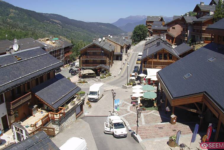 Webcam view of the square at the heart of Meribel, as seen from Hotel Le Doron. On the right is the Tourist Office and main Post Office. Sometimes you can see live entertainment in the square in front
