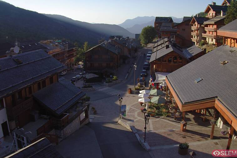 Webcam view of the square at the heart of Meribel, as seen from Hotel Le Doron. On the right is the Tourist Office and main Post Office. Sometimes you can see live entertainment in the square in front