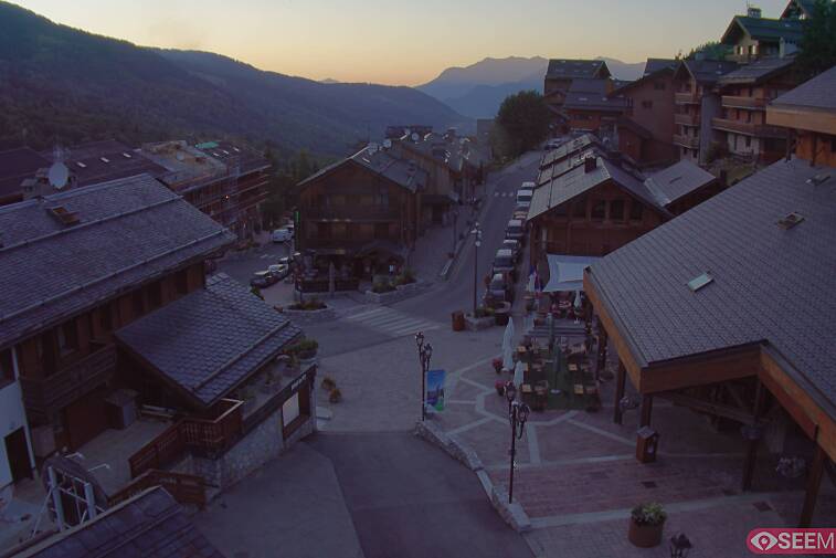 Webcam view of the square at the heart of Meribel, as seen from Hotel Le Doron. On the right is the Tourist Office and main Post Office. Sometimes you can see live entertainment in the square in front