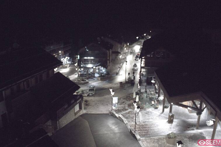 Webcam view of the square at the heart of Meribel, as seen from Hotel Le Doron. On the right is the Tourist Office and main Post Office. Sometimes you can see live entertainment in the square in front