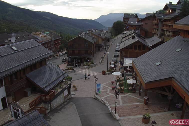 Webcam view of the square at the heart of Meribel, as seen from Hotel Le Doron. On the right is the Tourist Office and main Post Office. Sometimes you can see live entertainment in the square in front