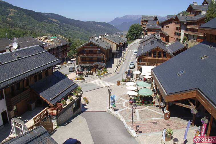 Webcam view of the square at the heart of Meribel, as seen from Hotel Le Doron. On the right is the Tourist Office and main Post Office. Sometimes you can see live entertainment in the square in front