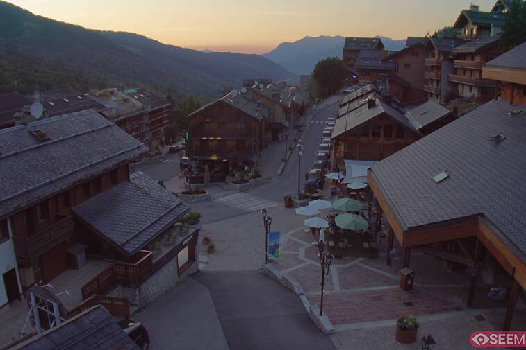 Webcam view of the square at the heart of Meribel, as seen from Hotel Le Doron. On the right is the Tourist Office and main Post Office. Sometimes you can see live entertainment in the square in front