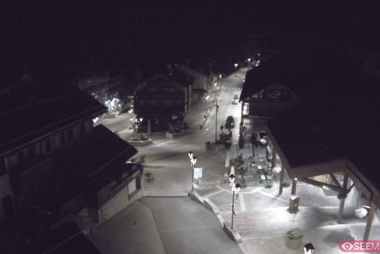 Webcam view of the square at the heart of Meribel, as seen from Hotel Le Doron. On the right is the Tourist Office and main Post Office. Sometimes you can see live entertainment in the square in front