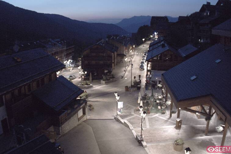 Webcam view of the square at the heart of Meribel, as seen from Hotel Le Doron. On the right is the Tourist Office and main Post Office. Sometimes you can see live entertainment in the square in front