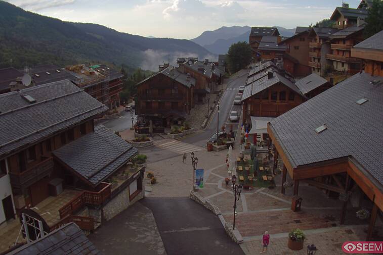 Webcam view of the square at the heart of Meribel, as seen from Hotel Le Doron. On the right is the Tourist Office and main Post Office. Sometimes you can see live entertainment in the square in front