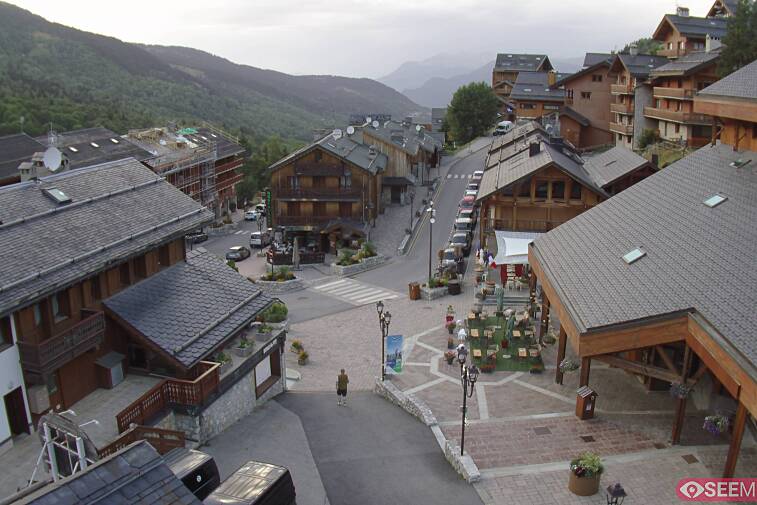 Webcam view of the square at the heart of Meribel, as seen from Hotel Le Doron. On the right is the Tourist Office and main Post Office. Sometimes you can see live entertainment in the square in front