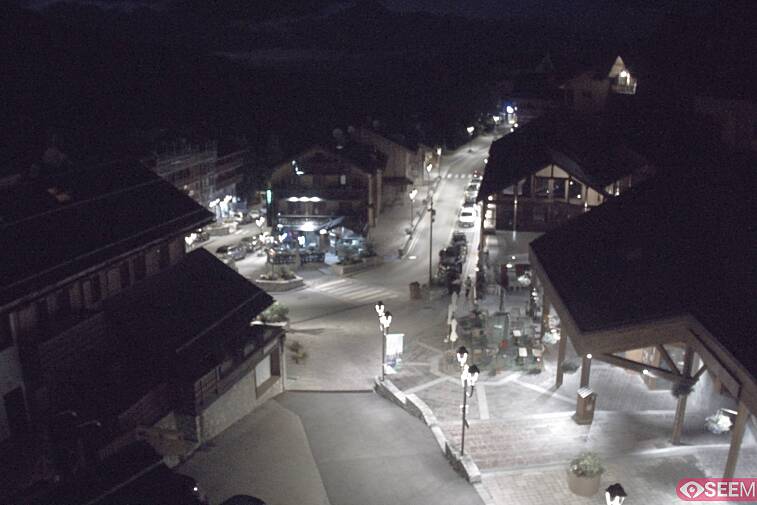 Webcam view of the square at the heart of Meribel, as seen from Hotel Le Doron. On the right is the Tourist Office and main Post Office. Sometimes you can see live entertainment in the square in front