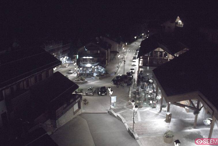 Webcam view of the square at the heart of Meribel, as seen from Hotel Le Doron. On the right is the Tourist Office and main Post Office. Sometimes you can see live entertainment in the square in front