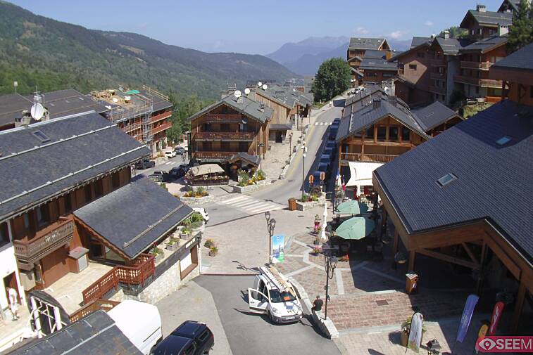 Webcam view of the square at the heart of Meribel, as seen from Hotel Le Doron. On the right is the Tourist Office and main Post Office. Sometimes you can see live entertainment in the square in front