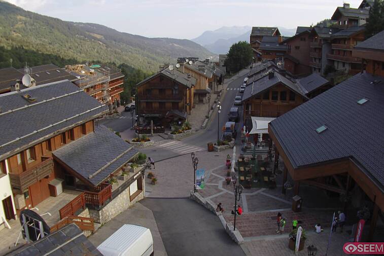 Webcam view of the square at the heart of Meribel, as seen from Hotel Le Doron. On the right is the Tourist Office and main Post Office. Sometimes you can see live entertainment in the square in front