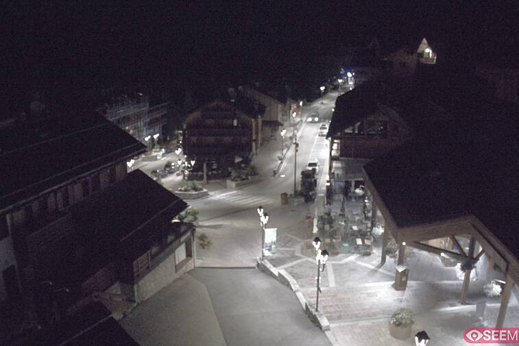 Webcam view of the square at the heart of Meribel, as seen from Hotel Le Doron. On the right is the Tourist Office and main Post Office. Sometimes you can see live entertainment in the square in front