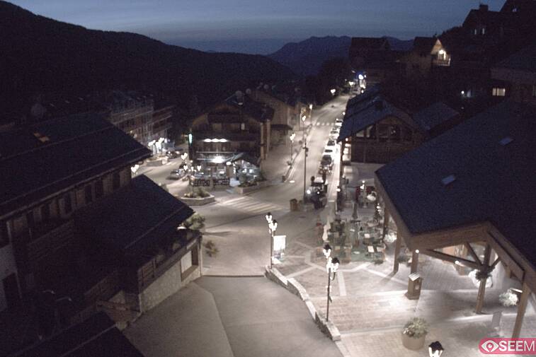 Webcam view of the square at the heart of Meribel, as seen from Hotel Le Doron. On the right is the Tourist Office and main Post Office. Sometimes you can see live entertainment in the square in front