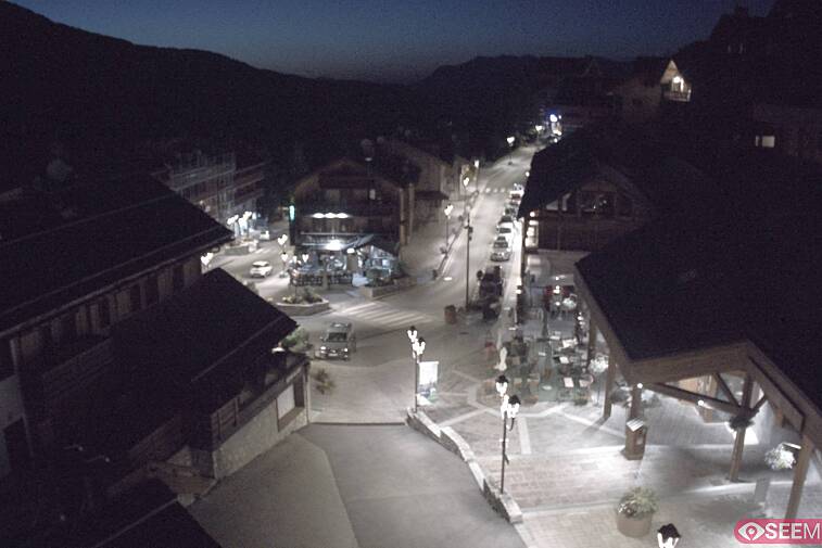 Webcam view of the square at the heart of Meribel, as seen from Hotel Le Doron. On the right is the Tourist Office and main Post Office. Sometimes you can see live entertainment in the square in front