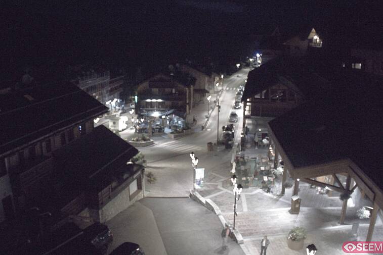 Webcam view of the square at the heart of Meribel, as seen from Hotel Le Doron. On the right is the Tourist Office and main Post Office. Sometimes you can see live entertainment in the square in front