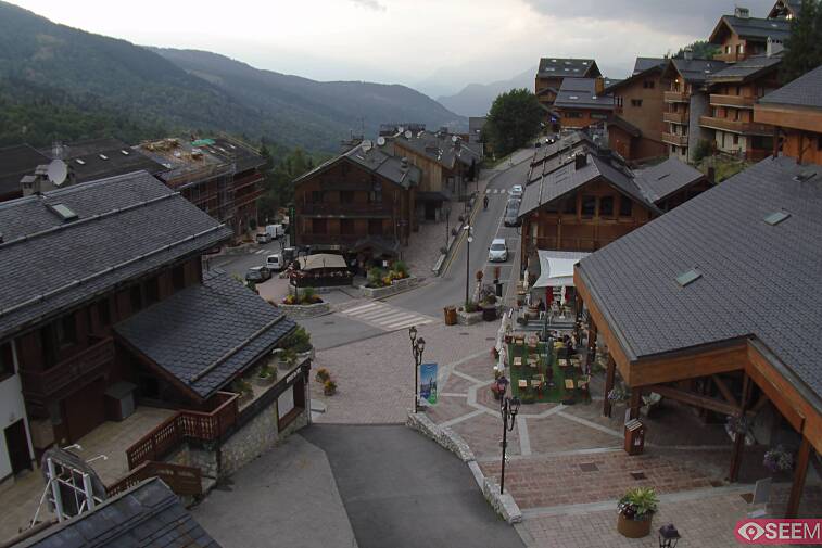 Webcam view of the square at the heart of Meribel, as seen from Hotel Le Doron. On the right is the Tourist Office and main Post Office. Sometimes you can see live entertainment in the square in front