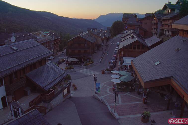 Webcam view of the square at the heart of Meribel, as seen from Hotel Le Doron. On the right is the Tourist Office and main Post Office. Sometimes you can see live entertainment in the square in front