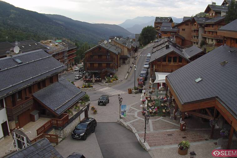 Webcam view of the square at the heart of Meribel, as seen from Hotel Le Doron. On the right is the Tourist Office and main Post Office. Sometimes you can see live entertainment in the square in front