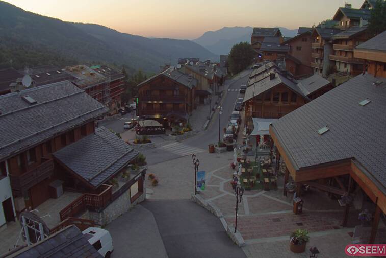 Webcam view of the square at the heart of Meribel, as seen from Hotel Le Doron. On the right is the Tourist Office and main Post Office. Sometimes you can see live entertainment in the square in front