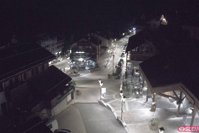 Webcam view of the square at the heart of Meribel, as seen from Hotel Le Doron. On the right is the Tourist Office and main Post Office. Sometimes you can see live entertainment in the square in front