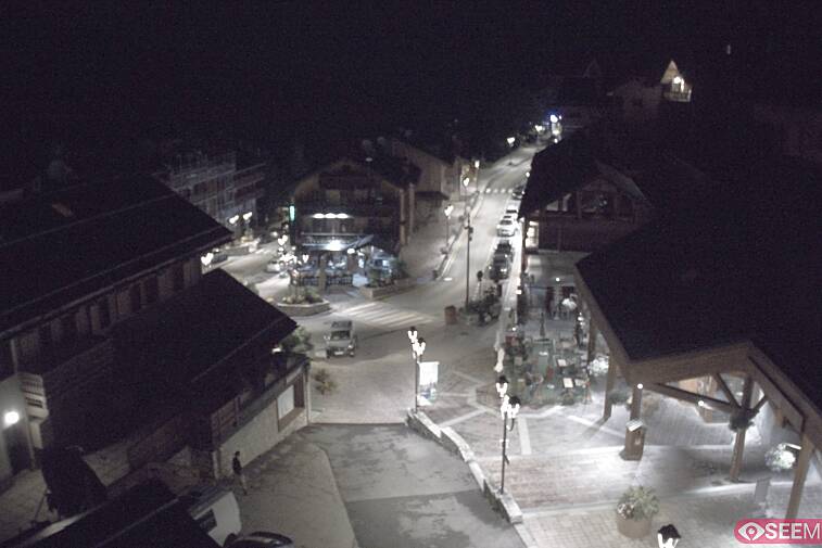 Webcam view of the square at the heart of Meribel, as seen from Hotel Le Doron. On the right is the Tourist Office and main Post Office. Sometimes you can see live entertainment in the square in front