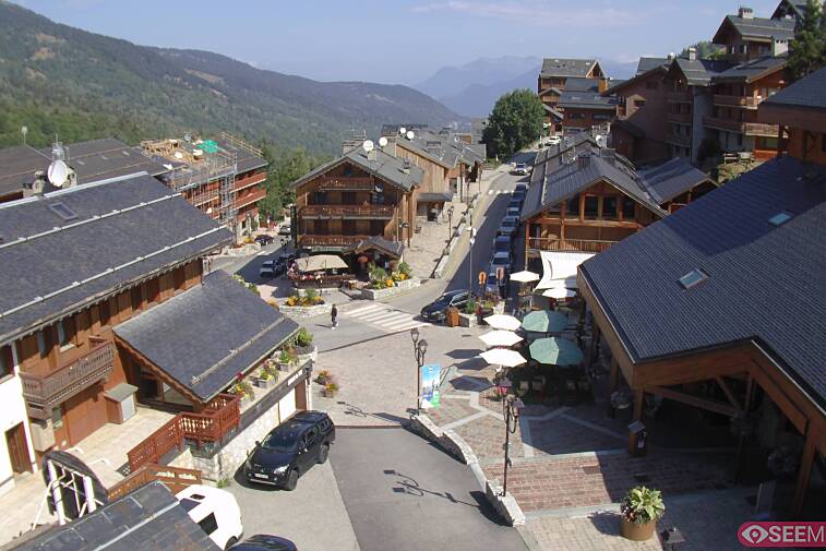 Webcam view of the square at the heart of Meribel, as seen from Hotel Le Doron. On the right is the Tourist Office and main Post Office. Sometimes you can see live entertainment in the square in front