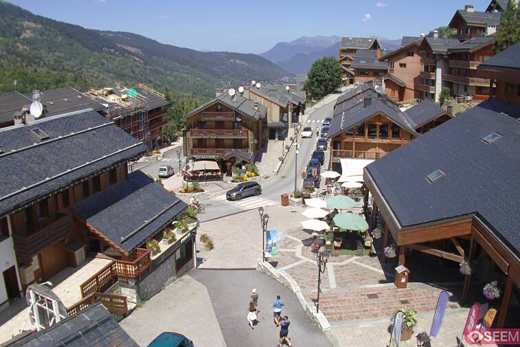 Webcam view of the square at the heart of Meribel, as seen from Hotel Le Doron. On the right is the Tourist Office and main Post Office. Sometimes you can see live entertainment in the square in front