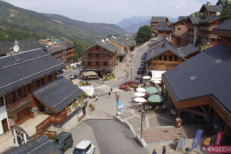 Webcam view of the square at the heart of Meribel, as seen from Hotel Le Doron. On the right is the Tourist Office and main Post Office. Sometimes you can see live entertainment in the square in front