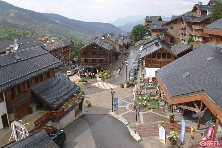 Webcam view of the square at the heart of Meribel, as seen from Hotel Le Doron. On the right is the Tourist Office and main Post Office. Sometimes you can see live entertainment in the square in front